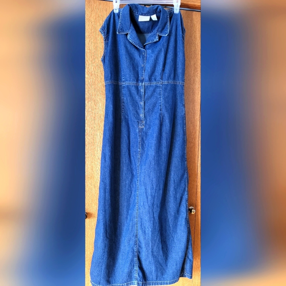 Liz Claiborne vintage denim sleeveless dress. Size 8